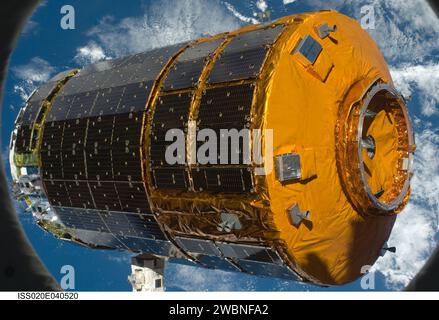 Das japanische H-II Transfer Vehicle (HTV) wurde am 17. September 2009 um 5:26 Uhr CDT von den Astronauten Nicole Stott, Robert Thirsk und Frank de Winne mit dem erdseitigen Hafen des Harmony-Knotens verbunden. Stockfoto