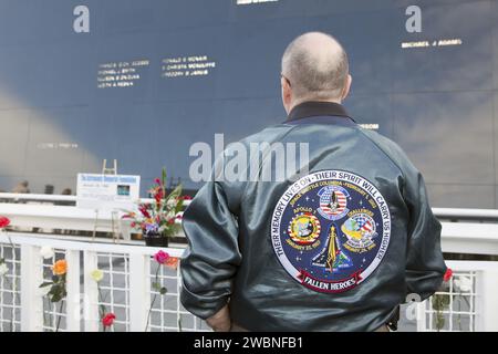 CAPE CANAVERAL, Fla. – Das Emblem auf der Jacke eines Gastes im Kennedy Space Center Visitor Complex der NASA erinnert an die „gefallenen Helden“ der NASA, deren Namen im Space Mirror Memorial der Astronauts Foundation nach einer Zeremonie zum 28. Jahrestag des Unfalls des Space Shuttle Challenger eingeätzt sind. Der Tag des Unfalls im Jahr 1986 wurde bitterkalt. Die Temperaturen schwebten nur wenige Grad über dem Gefrierpunkt, als Challenger mit seinen sieben Astronauten auf der Mission STS-51L losflogen. Der Flug endete nur 73 Sekunden später, als ein O-Ring im rechten Raketenverstärker ausfiel, Causin Stockfoto