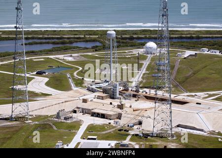 CAPE CANAVERAL, Fla. – Eine Luftaufnahme zeigt den Baufortschritt am Launch Pad 39B im Kennedy Space Center der NASA in Florida. Auf der Oberfläche des Polsters wurde ein neuer Aufzug gebaut, und die zur Oberfläche führende Raupenbahn wird repariert. Außerdem werden Reparaturen an den Raupenfahrwerken und dem Katakombendach unten auf beiden Seiten des Flammengrabens durchgeführt. Ebenfalls zu sehen sind der Wasserturm und zwei der drei hohen Blitztürme, die das Pad umgeben. Am Pad B und an anderen Einrichtungen im Bereich Launch Complex 39 werden Modernisierungen durchgeführt. Entwicklung und Betrieb von Bodensystemen, oder Stockfoto