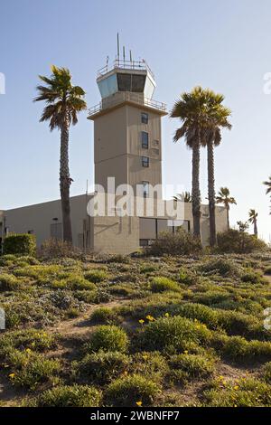 VANDENBERG AFB, Kalifornien -- der Flugsicherungsturm für das 30. Space Wing Luftfeld auf der Vandenberg Air Force Base in Kalifornien. Die Luftwaffenbasis Vandenberg hat die Mission, Satelliten von der Westküste aus in die polare Umlaufbahn zu bringen, wobei sie nutzbare Booster wie Pegasus, Stier, Minotaur, Atlas V und Delta IV einsetzen Stockfoto