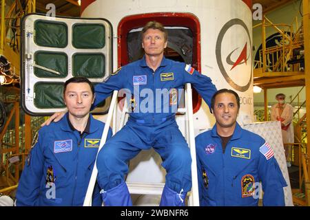 Auf dem Kosmodrome Baikonur in Kasachstan posieren die nächsten Besatzungsmitglieder auf dem Weg zur Internationalen Raumstation am 11. Mai 2012 vor der Hatchway zu ihrem Sojus TMA-04M-Raumschiff, als sie ihre letzte „Fit Check“-Inspektion des Fahrzeugs in seinem Montagebau vor dem Start abgeschlossen haben. Expedition 31/32: Der Flugingenieur Sergei Revin (links), der Sojus-Kommandeur Gennady Padalka (Mitte) und der NASA-Flugingenieur Joe Acaba (rechts) starten am 15. Mai von Baikonur aus, um eine viermonatige Mission auf dem Orbitalkomplex zu beginnen. NASA/Victor Zelentsov Stockfoto