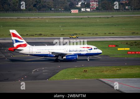 Flughafen Düsseldorf, Flugzeuge auf dem Rollweg, British Airways Airbus A319-100, G-EUPZ Stockfoto