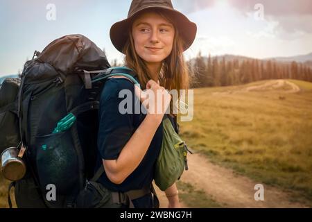 Junges Mädchen in einem Hut ist Trekking, Wandern in den Bergen. Stockfoto