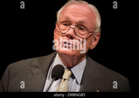 Am Vorabend des vierzigsten Jahrestages der ersten Landung auf dem Mond spricht der Astronaut Neil Armstrong im Rahmen eines Vortrags zu Ehren von Apollo 11 im National Air and Space Museum in Washington am Sonntag, den 19. Juli 2009. Gastredner waren der ehemalige NASA-Astronaut und US-Senator John Glenn, der Ersteller der NASA Mission Control und der ehemalige NASA Johnson Space Center Direktor Chris Kraft und die Crew von Apollo 11. Stockfoto