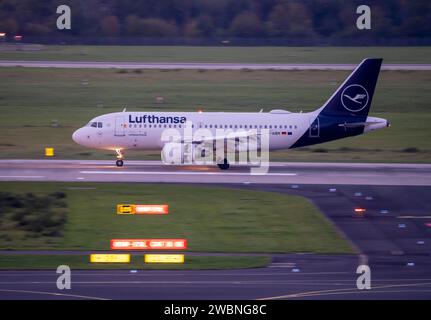 Flughafen Düsseldorf, Lufthansa Airbus bei Landung, Airbus A319-100, D-AIBN Stockfoto