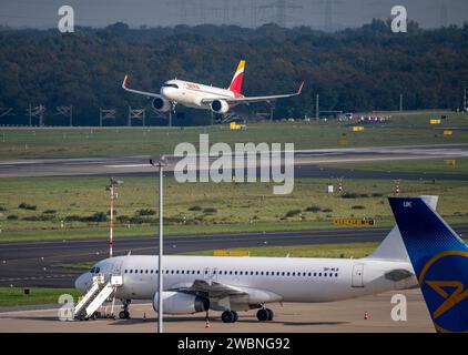 Flughafen Düsseldorf, Iberia Airbus A320neo bei Landeanflug, Stockfoto