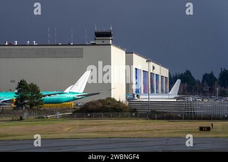 Everett, Washington, USA. Januar 2024. Die Boeing Everett Factory ist eine Flugzeugmontageanlage, die Boeing am Donnerstag, den 11. Januar in Everett, Washington, USA, betrieben hat. 2024. die Anlage ist eines der größten Gebäude der Welt. Nach einem Vorfall mit einem Flugzeug der Boeing 737 Max 9 vor fast einer Woche hat die FAA heute eine Untersuchung des Unternehmens und seiner Sicherheitspraktiken angekündigt. (Kreditbild: © Scott Brauer/ZUMA Press Wire) NUR REDAKTIONELLE VERWENDUNG! Nicht für kommerzielle ZWECKE! Stockfoto