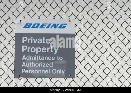 Everett, Washington, USA. Januar 2024. Ein Schild mit der Aufschrift „Privateigentum“ am Zaun vor Boeing-Einrichtungen in der Nähe von Paine Field in Everett, Washington, USA, am Donnerstag, den 11. Januar, 2024. nach einem Vorfall mit einem Flugzeug der Boeing 737 Max 9 vor fast einer Woche hat die FAA heute eine Untersuchung des Unternehmens und seiner Sicherheitspraktiken angekündigt. (Kreditbild: © Scott Brauer/ZUMA Press Wire) NUR REDAKTIONELLE VERWENDUNG! Nicht für kommerzielle ZWECKE! Stockfoto