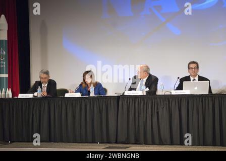 CAPE CANAVERAL, Fla. - Im Astronaut Encounter Theater im Besucherkomplex des Kennedy Space Centers der NASA in Florida hat sich ein hochkarätiges Panel versammelt, um die Konferenz über das amerikanische Raumfahrtprogramm für das 21. Jahrhundert abzuschließen. Die Jury umfasste John Holdren, Assistent des Präsidenten für Wissenschaft und Technologie und Direktor des Büros für Wissenschafts- und Technologiepolitik des Weißen Hauses (links); Lori Garver, stellvertretender Administrator der NASA; Norman R. Augustine, Vorsitzender des Review of U.S. Human Space Flight Plans Committee, und Miles O’Brien, Mitglied des NASA Advisory Council. Stockfoto