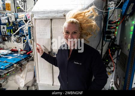 Iss064e000163 (22. Oktober 2020) --- NASA-Astronautin und Expedition 64-Flugingenieurin Kate Rubins verweist auf die "Wahlkabine" der Internationalen Raumstation, wo sie ihre Stimme in diesem Monat aus dem Weltraum abgab. Rubins stimmte zum zweiten Mal aus der Erdumlaufbahn, nachdem sie 2016 ihre erste Stimme aus dem Weltraum abgegeben hatte, als sie Mitglied der Expedition 48-49 war. Stockfoto