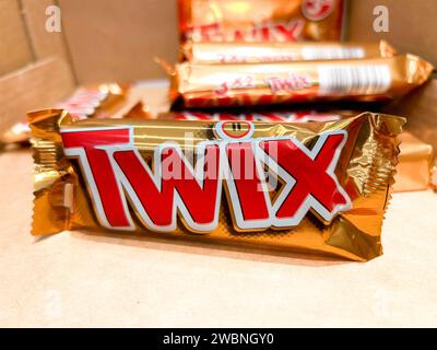 Italia - 11 Gennaio 2024: Confezione of Twix su sfondo sfuocato, Twix è una barretta di cioccolato al caramello prodotta da Mars Inc Stockfoto