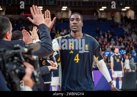 Madrid, Madrid, Spanien. Januar 2024. Ismaila Diagne von Real Madrid wurde vor dem Basketballspiel der Euroleague zwischen Real Madrid und Valencia im Wizink Center in Madrid begrüßt. (Kreditbild: © Alberto Gardin/ZUMA Press Wire) NUR REDAKTIONELLE VERWENDUNG! Nicht für kommerzielle ZWECKE! Stockfoto
