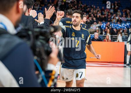 Madrid, Madrid, Spanien. Januar 2024. Facundo Campazzo von Real Madrid begrüßte die Mannschaft vor dem Basketballspiel der Euroleague zwischen Real Madrid und Valencia im Wizink Center in Madrid, Spanien. (Kreditbild: © Alberto Gardin/ZUMA Press Wire) NUR REDAKTIONELLE VERWENDUNG! Nicht für kommerzielle ZWECKE! Stockfoto