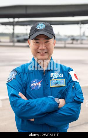 Soichi Noguchi (abgebildet) von der Japan Aerospace Exploration Agency (JAXA), zusammen mit den NASA-Astronauten Michael Hopkins, Victor Glover, und Shannon Walker, besteigen ein Flugzeug vom Ellington Field in der Nähe des Johnson Space Center der Agentur in Houston, Texas, auf dem Weg zum Kennedy Space Center in Florida, wo die SpaceX Crew-1-Mission der NASA mit den Vorbereitungen für den endgültigen Start beginnt. Crew-1 ist die erste operative Mission des Raumschiffs Dragon und der Rakete Falcon 9 zur Internationalen Raumstation im Rahmen des Commercial Crew Program. Stockfoto