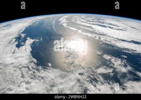 Der Sonnenschein wurde am 13. November 2023 von der Internationalen Raumstation aus über einem bewölkten Abschnitt des Südatlantischen Ozeans vor Argentinien beobachtet. Stockfoto