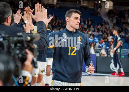 Madrid, Madrid, Spanien. Januar 2024. Carlos Alocen von Real Madrid begrüßte die Mannschaft vor dem Basketballspiel der Euroleague zwischen Real Madrid und Valencia im Wizink Center in Madrid, Spanien. (Kreditbild: © Alberto Gardin/ZUMA Press Wire) NUR REDAKTIONELLE VERWENDUNG! Nicht für kommerzielle ZWECKE! Stockfoto