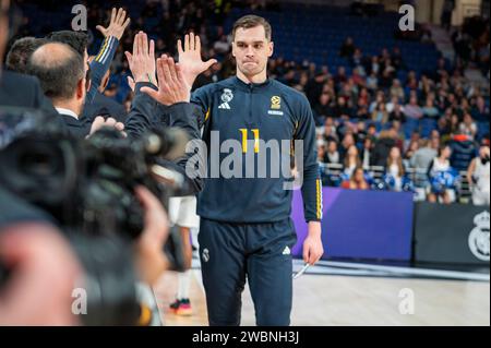 Madrid, Madrid, Spanien. Januar 2024. Mario Hezonja von Real Madrid sah das Team vor dem Basketballspiel der Euroleague zwischen Real Madrid und Valencia im Wizink Center in Madrid, Spanien, begrüßen. (Kreditbild: © Alberto Gardin/ZUMA Press Wire) NUR REDAKTIONELLE VERWENDUNG! Nicht für kommerzielle ZWECKE! Stockfoto
