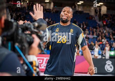 Madrid, Madrid, Spanien. Januar 2024. Guerschon Yabusele von Real Madrid begrüßte die Mannschaft vor dem Basketballspiel der Euroleague zwischen Real Madrid und Valencia im Wizink Center in Madrid, Spanien. (Kreditbild: © Alberto Gardin/ZUMA Press Wire) NUR REDAKTIONELLE VERWENDUNG! Nicht für kommerzielle ZWECKE! Stockfoto