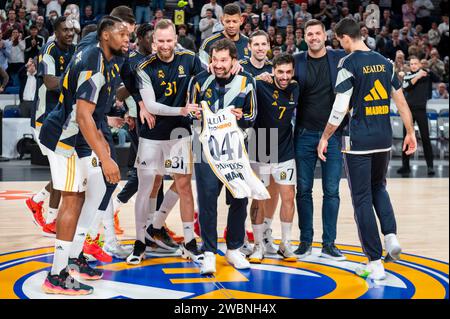 Madrid, Madrid, Spanien. Januar 2024. Sergio Llull von Real Madrid sah, wie er ein Trikot der Spiele 1047 erhielt und mit der ganzen Mannschaft vor dem Basketballspiel der Euroleague zwischen Real Madrid und Valencia im Wizink Center in Madrid, Spanien, feierte. (Kreditbild: © Alberto Gardin/ZUMA Press Wire) NUR REDAKTIONELLE VERWENDUNG! Nicht für kommerzielle ZWECKE! Stockfoto