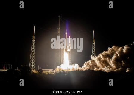 Die Atlas V-Rakete der United Launch Alliance mit dem Solar Orbiter hebt am 9. Februar 2020 um 23:03 Uhr EST vom Space Launch Complex 41 auf der Cape Canaveral Air Force Station in Florida ab. Solar Orbiter ist eine internationale Kooperationsmission der ESA (European Space Agency) und der NASA. Ziel der Mission ist es, die Sonne, ihre äußere Atmosphäre und den Sonnenwind zu untersuchen. Die Raumsonde wird die ersten Bilder der Sonnenpole liefern. Die Raumsonde wurde von Airbus Defence and Space entwickelt. Das Launch Services Program der NASA mit Sitz in Kennedy leitete den Start. Stockfoto