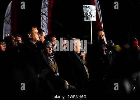 Warschau, Polen, 11. Januar 2024. Jaroslaw Kaczynski (Mitte), Vorsitzender der Partei Recht und Gerechtigkeit (Prawo i Sprawiedliwość - PIS), steht mit seinen Anhängern vor dem polnischen Parlamentsgebäude während eines Protestes gegen Veränderungen in den öffentlichen Medien in Polen und zum Schutz der Demokratie, sagen Politiker der PIS. Die Partei Recht und Gerechtigkeit herrschte acht Jahre in Polen, bis sie die letzte Wahl im Oktober 2023 verlor. Die Partei wird nun zu einer rechten Oppositionstruppe gegen eine zentristischere und liberalere Regierungskoalition, wo die wichtigste politische Kraft die Civic Coalition unter Donald Tusk ist Stockfoto