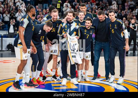 Madrid, Madrid, Spanien. Januar 2024. Sergio Llull von Real Madrid sah, wie er ein Trikot der Spiele 1047 erhielt und mit der ganzen Mannschaft vor dem Basketballspiel der Euroleague zwischen Real Madrid und Valencia im Wizink Center in Madrid, Spanien, feierte. (Kreditbild: © Alberto Gardin/ZUMA Press Wire) NUR REDAKTIONELLE VERWENDUNG! Nicht für kommerzielle ZWECKE! Stockfoto