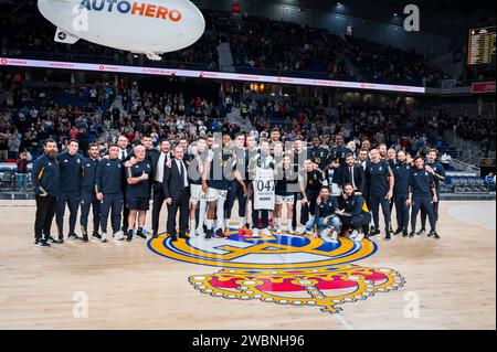 Madrid, Madrid, Spanien. Januar 2024. Sergio Llull von Real Madrid sah, wie er ein Trikot der Spiele 1047 erhielt und mit der ganzen Mannschaft vor dem Basketballspiel der Euroleague zwischen Real Madrid und Valencia im Wizink Center in Madrid, Spanien, feierte. (Kreditbild: © Alberto Gardin/ZUMA Press Wire) NUR REDAKTIONELLE VERWENDUNG! Nicht für kommerzielle ZWECKE! Stockfoto