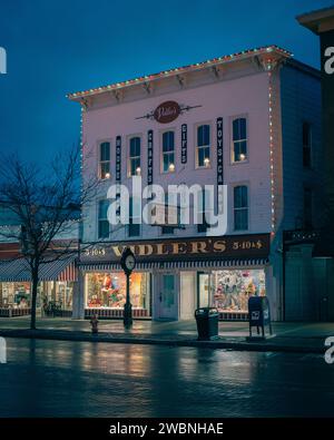 Vidlers 5 & 10 Vintage-Schild in Night, East Aurora, New York Stockfoto