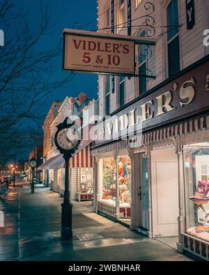 Vidlers 5 & 10 Vintage-Schild in Night, East Aurora, New York Stockfoto