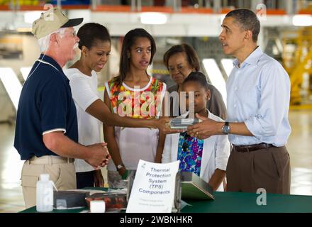 Terry White, Leiter des Projekts der United Space Alliance für Wärmeschutzsysteme, links, zeigt Präsident Barack Obama und seine Familie von links, First Lady Michelle Obama, Malia, Marian Robinson und Sasha, wie Fliesen auf dem Space Shuttle funktionieren, während ihres Besuchs in der Orbital Processing Facility im Kennedy Space Center der NASA in Cape Canaveral, Florida, Freitag, 29. April 2011. Stockfoto