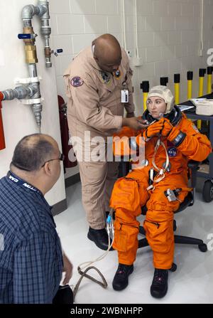 Im Operations and Checkout Building des Kennedy Space Centers demonstrierten Spezialisten der United Space Alliance die Platzierung und Ausrüstung der Besatzungssitze in einem Orion-Besatzungsfahrzeug. Die Übung beinhaltete das Anziehen von Flug- und Einstiegsanzügen und den verifizierten Zugang zu den inneren und äußeren Subsystemen für die Wartung der Startrampe und der Fahrzeugmontage. Stockfoto