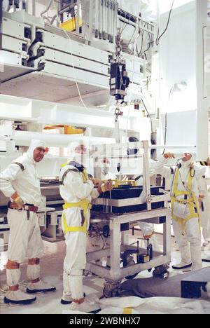 RAUMFAHRTZENTRUM KENNEDY, FLA. -- Techniker im Nutzlast-Wechselraum auf Pad 39-B nehmen die Batterien vom Hubble-Weltraumteleskop zum Aufladen. Die beiden sechs Batteriesätze werden für 130 Stunden zum Batterielabor im Fahrzeugmontagegebäude gebracht und anschließend wieder in das Teleskop eingesetzt. Das Aufladen wurde notwendig, als der erste Startversuch der Space Shuttle Mission STS-31 am 10. April geschrubbt wurde. Ein zweiter Versuch ist für den 24. April um 30 Uhr EDT geplant. Stockfoto