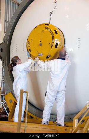In der Rotation, Processing and Surge Facility (RSPF) der NASA im Kennedy Space Center untersuchen die Arbeiter die Treibstoffkörner der letzten Startersegmente. Die Segmente wurden bei ATK in Promontory, Utah, hergestellt und über die Florida East Coast Railway transportiert und werden mit dem Space Shuttle Atlantis und seinem externen Kraftstofftank für die mögliche STS-134-Mission „Launch on Need“ gestapelt und verbunden. Stockfoto