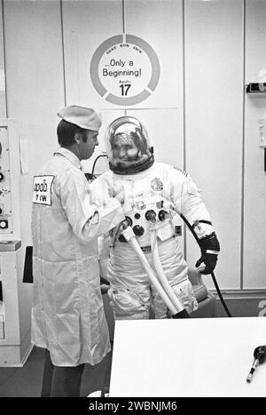 Apollo 17 Lunar Module Pilot Harrison H. Schmitt teilt einen Moment der Entspannung mit Astronaut Alan Shepard während des Vorstart-Anflugbetriebs. Stockfoto