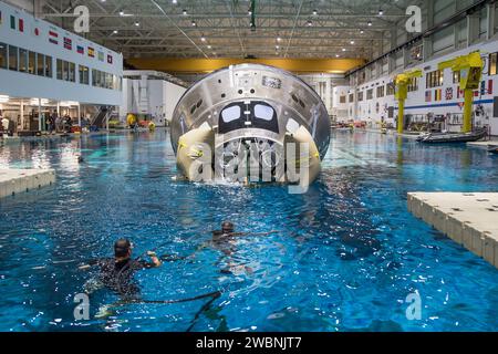 Ein Independent Crew Egress Exercise (ICEE) / Houston Operations Theater (HOT) Engineering Test wird am 29. Juni 2017 im Neutral Booyancy Lab (NBL) der JSC, Sonny Carter Training Facility (SCTF) in Houston durchgeführt. Teil der Übertragung von Stapelbildern von Flickr. Stockfoto