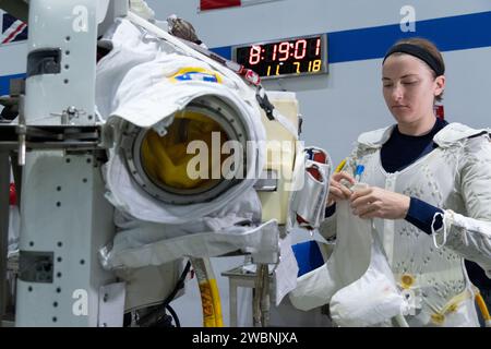 Die NASA-Astronautenkandidatin Kayla Barron nahm am 7. November 2018 am Space Walk Training im Neutral Booyancy Laboratory im Johnson Space Center in Houston, Texas, teil. Stockfoto
