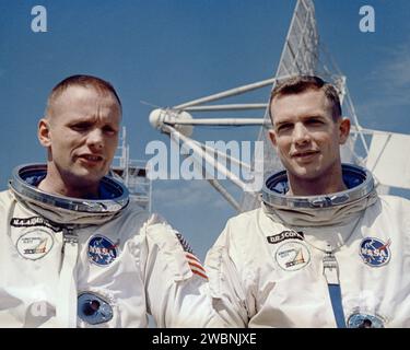 CAPE CANAVERAL, Fla. Die Gemini 8 Astronauten Neil A. Armstrong, Kommandopilot, und David R. Scott, Pilot, während einer Fotosession für die Presse vor dem Mission Control Center in Cape Kennedy. Stockfoto