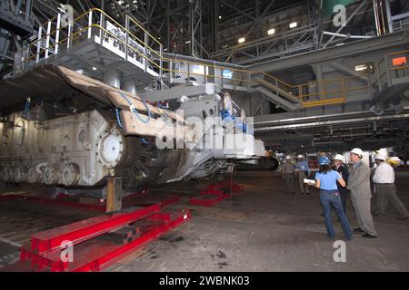 CAPE CANAVERAL, Fla. Robert Lightfoot, der zweite von rechts, wird während eines Besuchs im Kennedy Space Center der NASA in Florida über die Modifikationen des Crawler-Transporters 2 im Vehicle Assembly Building (VAB) informiert. Von links sind Mary Hanna, Projektmanager für Raupentransporter, Kennedy Director Bob Cabana, Lightfoot, und Shawn Quinn, Product Team für Fahrzeugintegration und Launch Integration, oder IPT, Manager. Der Crawler-Transporter 2 wird vorbereitet, um das neue Orion-Raumschiff der NASA und die Schwerlastrakete des Space Launch Systems SLS zu unterstützen. Der Haushaltsvorschlag der NASA für das Geschäftsjahr 2014 Stockfoto