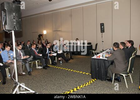 CAPE CANAVERAL, Fla. - Im Vanguard-Raum des Debus-Zentrums im Kennedy Space Center Visitor Complex der NASA in Florida, ein Teilnehmer stellt eine Frage an das Panel während der Breakout-Session „Jumpstarting the New Technologies to take US Beyond“, die Teil der Konferenz zum amerikanischen Raumfahrtprogramm für das 21. Jahrhundert ist. Das ausgezeichnete Panel für diese Sitzung ist Norman R. Augustine, Vorsitzender des Review of U.S. Human Space Flight Plans Committee und Panel Moderator; Doug Cooke Associate Administrator Exploration Systems für die NASA; Robert Braun, Chief Technologist der NASA und Ed Lu, Advanc Stockfoto