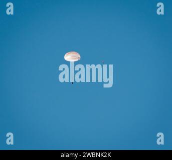 Sojus TMA-21 landete in einem abgelegenen Gebiet in der Nähe von Zhezkazgan, Kasachstan, mit dem Kommandanten der Expedition 28 Andrey Borisenko und den Flugingenieuren Ron Garan und Alexander Samokutyaev, die von fünf Monaten auf der ISS zurückkehrten. Stockfoto