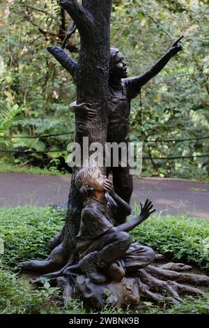 Nahaufnahme eines Teils einer Skulptur mit einem jungen Mädchen und einem Jungen mit dem Titel The Rescue made from Bronze in Na Aina Kai, Kauai, Hawaii, USA Stockfoto