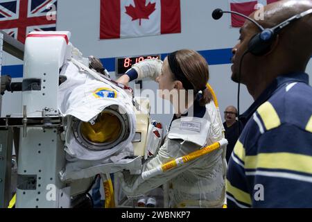 Die NASA-Astronautenkandidatin Kayla Barron nimmt an einem Raumwanderungstraining am Neutral Booyancy Laboratory im Johnson Space Center in Houston, Texas, Teil. Stockfoto