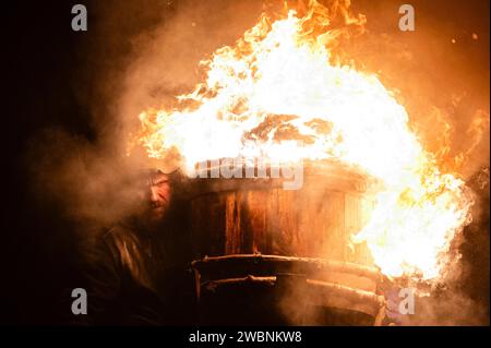 Die jährliche Verbrennung der Clavie in Burghead, Moray. Die Clavie ist ein mit Torf und Holz gefülltes Heringsfass auf einem Stab, das vom „Clavie King“ durch das Dorf getragen wird. Der 11. Januar war das alte Silvester vor der Anpassung an den gregorianischen Kalender im 18. Jahrhundert. Quelle: Euan Cherry Stockfoto