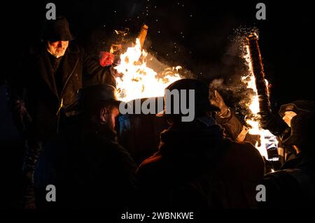 Die jährliche Verbrennung der Clavie in Burghead, Moray. Die Clavie ist ein mit Torf und Holz gefülltes Heringsfass auf einem Stab, das vom „Clavie King“ durch das Dorf getragen wird. Der 11. Januar war das alte Silvester vor der Anpassung an den gregorianischen Kalender im 18. Jahrhundert. Quelle: Euan Cherry Stockfoto