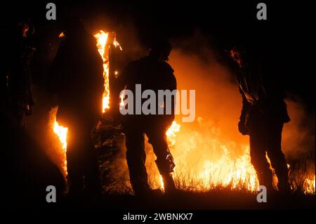 Die jährliche Verbrennung der Clavie in Burghead, Moray. Die Clavie ist ein mit Torf und Holz gefülltes Heringsfass auf einem Stab, das vom „Clavie King“ durch das Dorf getragen wird. Der 11. Januar war das alte Silvester vor der Anpassung an den gregorianischen Kalender im 18. Jahrhundert. Quelle: Euan Cherry Stockfoto