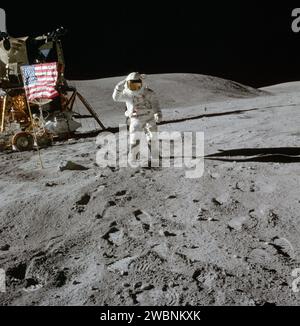 Astronaut Charles Duke Jr., Pilot des Mondmoduls Apollo 16, begrüßte die US-Flagge während der ersten EVA am 21. April 1972. Das Lunar Module und das Lunar Roving Vehicle sind sichtbar, mit Stone Mountain im Hintergrund. Commander John Young erkundete die Descartes-Region, während Kommandomodul-Pilot Thomas Mattingly im Mondumlauf blieb. Stockfoto