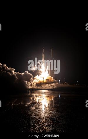 Am 15. November 2020 startete die SpaceX Falcon 9 die Crew Dragon Resilience vom Launch Complex 39A des Kennedy Space Centers und beförderte die NASA-Astronauten Hopkins, Glover, Walker und JAXA-Astronauten Noguchi für eine sechsmonatige Mission zur ISS. Crew-1 ist die erste reguläre Besatzungsmission eines US-amerikanischen Raumschiffs im Rahmen des Commercial Crew Program der NASA. Stockfoto