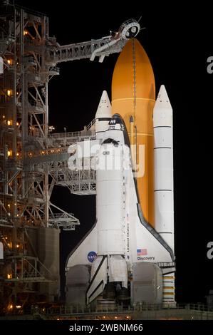 Das Space Shuttle Discovery ist auf der Startfläche 39a zu sehen, nachdem die Rotation Service Structure (RSS) am Mittwoch, den 3. November 2010, im Kennedy Space Center der NASA in Cape Canaveral, Fla, zurückgeworfen wurde. Während der letzten Raumfahrt des Space Shuttle Discovery werden die STS-133-Besatzungsmitglieder zusammen mit dem Express Logistics Carrier-4 wichtige Ersatzteile zur Internationalen Raumstation bringen. Stockfoto