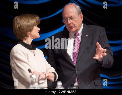 Der ehemalige Astronaut Dr. Sally Ride, links, beruft sich mit Norman Augustine, dem Vorsitzenden, vor dem Beginn der letzten Sitzung des Human Space Flight Review Committee am Mittwoch, den 12. August 2009, in Washington. Stockfoto