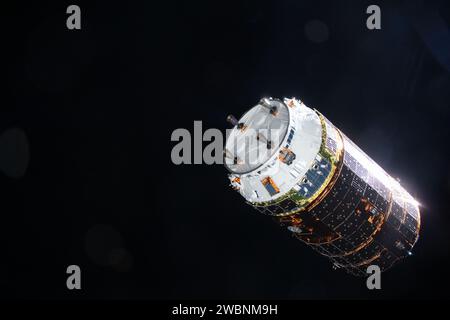 Das H-II Transfer Vehicle-9 (HTV-9) von JAXA nähert sich am 25. Mai 2020 der Internationalen Raumstation. Der Kommandant der Expedition 63 Chris Cassidy setzte Canadarm2 ein, um das Raumschiff zu erfassen, das über vier Tonnen Nahrung, Vorräte und Experimente lieferte. Stockfoto